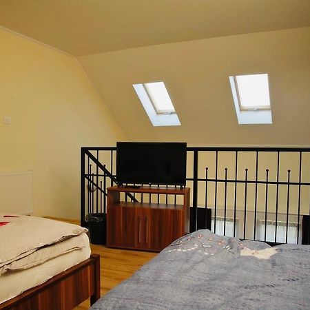 Viktor Vendeghaz Es Apartmanhaz Baktaloranthaza 외부 사진