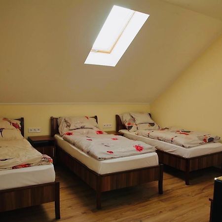 Viktor Vendeghaz Es Apartmanhaz Baktaloranthaza 외부 사진