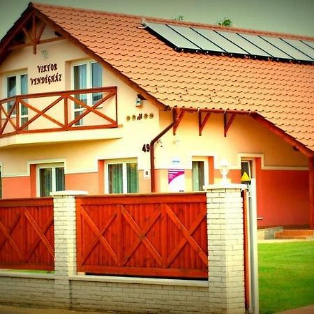 Viktor Vendeghaz Es Apartmanhaz Baktaloranthaza 외부 사진