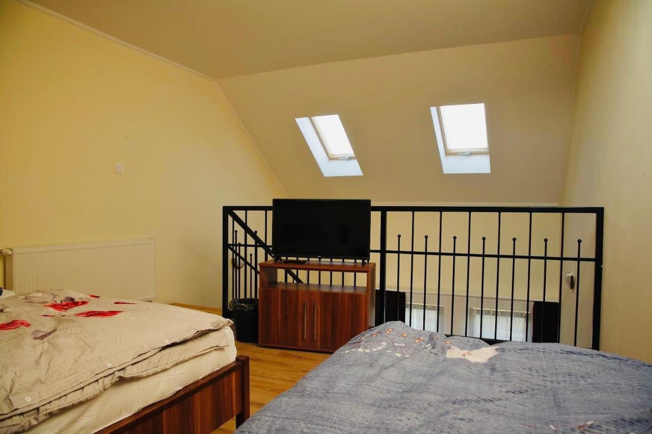 Viktor Vendeghaz Es Apartmanhaz Baktaloranthaza 외부 사진