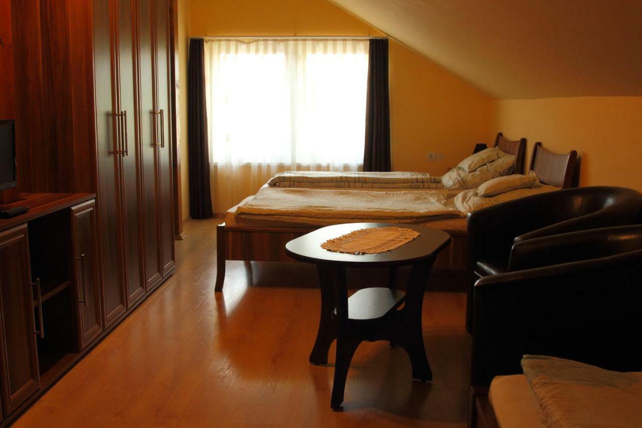 Viktor Vendeghaz Es Apartmanhaz Baktaloranthaza 외부 사진