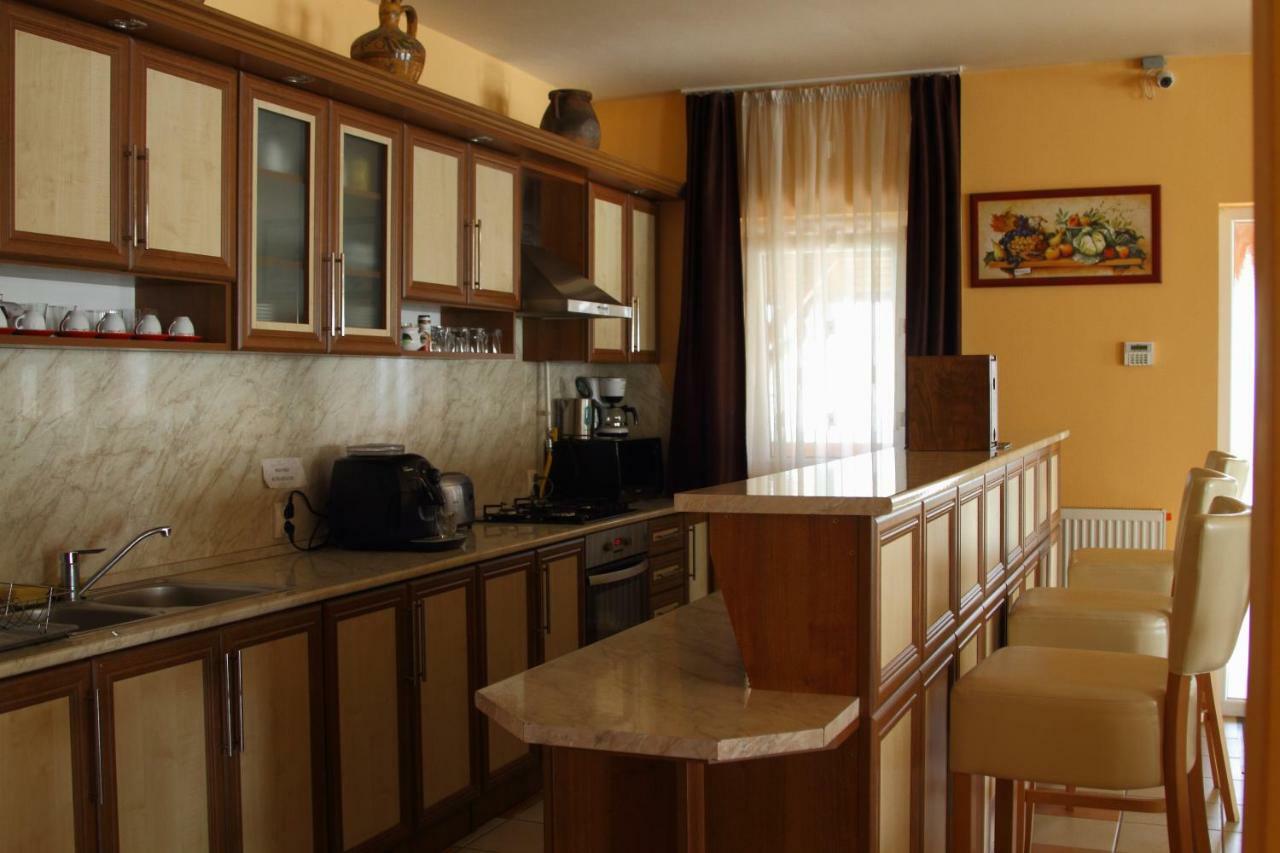 Viktor Vendeghaz Es Apartmanhaz Baktaloranthaza 외부 사진