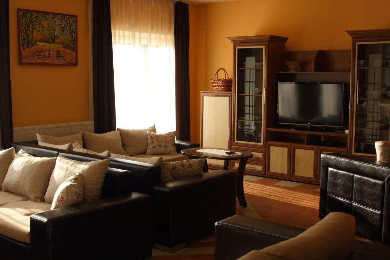 Viktor Vendeghaz Es Apartmanhaz Baktaloranthaza 외부 사진